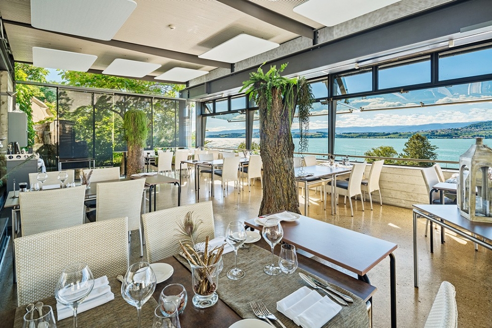 Hotel Murtenhof & Krone – Panorama Restaurant mit grossen Fenstern zum See - wenn geöffnet wie draussen