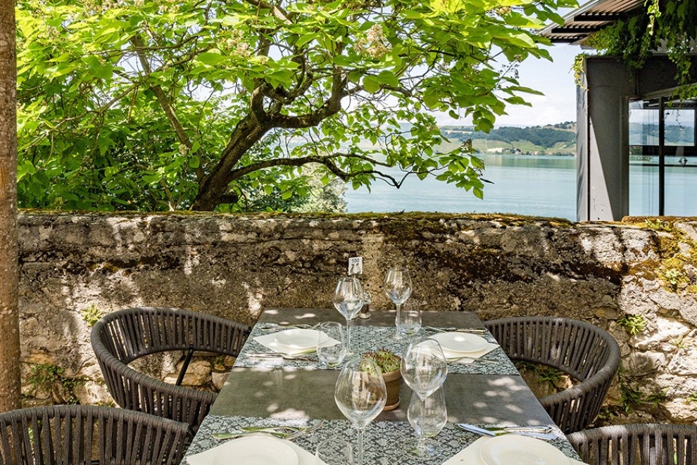 Hotel Murtenhof & Krone – Petite terrasse au mur de défense avec vue lac pour des petites tables